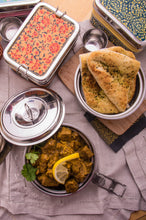 Lade das Bild in den Galerie-Viewer, Auswahl von 8 Premium Indian Tiffin Gewürzen mit Dabba
