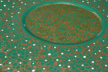 Cargar imagen en el visor de la galería, Masala Dabba pintado a mano con diseño verde y dorado
