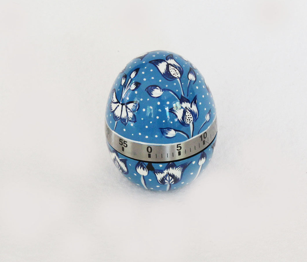 Huevo azul y blanco pintado a mano